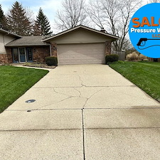 Brand-New-Looking-Concrete-Driveway-Cleaning-in-Centerville-Ohio 1